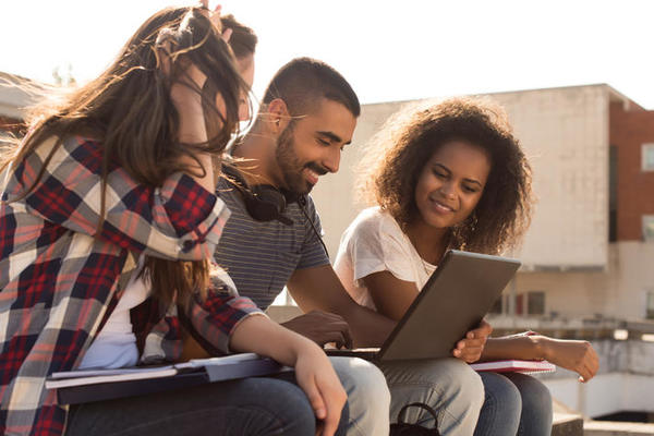 Students on laptop Applying